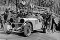 Start zum 1000-Meilen-Rennen von Brescia, 1931. S. Exc.Turatti gibt das Startzeichen für Caracciola auf Mercedes-Benz Typ SSKL. Caracciolas Ehefrau Charly ist im Bild rechts am Wagen zu sehen.